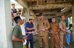 Secara Simbolis, Bupati Armia Serahkan 2 Ekor Sapi Kurban Dari Presiden Prabowo