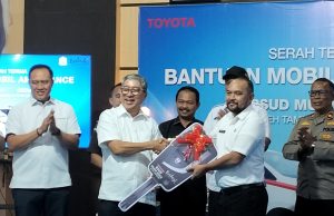 Direktur RSUD Muda Sedia, dr. Andika Putra SA, Sp.PD, Terima Bantuan Armada Tiga Unit Ambulance Dari PT TOYOTA MOTOR MANUFACTURING INDONESIA (TMMIN)
