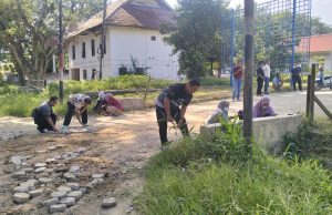 Jumat Bersih, Kadis Kominsan (Komunikasi Informatika Persandian) Muhammad FariJ S.STP, M.SP Lakukan Gotong Royong Bersama Seluruh Pegawai Di Lingkungan Dinasnya .