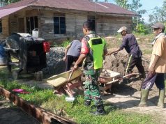Bangun Rabat Beton, Babinsa Koramil 08/Rantau Gotong Royong Bersama Warga.