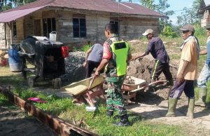 Bangun Rabat Beton, Babinsa Koramil 08/Rantau Gotong Royong Bersama Warga.