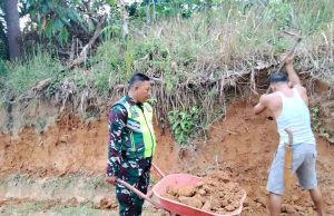 Babinsa Koramil 08/Rantau Serda Oki Sandra Bersama Warga Masyarakat Melaksanakan Gotong Royong.