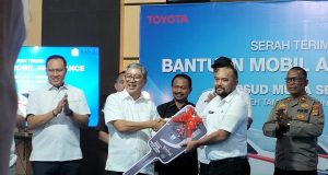 Direktur RSUD Muda Sedia, dr. Andika Putra SA, Sp.PD, Terima Bantuan Armada Tiga Unit Ambulance Dari PT TOYOTA MOTOR MANUFACTURING INDONESIA (TMMIN)