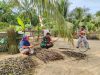 Koramil 04/Bendahara Koptu Sadina Ali Komunikasi Sosial Bersama Warganya Yang Pengrajin Sapu Lidi.