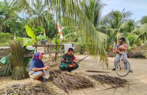 Koramil 04/Bendahara Koptu Sadina Ali Komunikasi Sosial Bersama Warganya Yang Pengrajin Sapu Lidi.