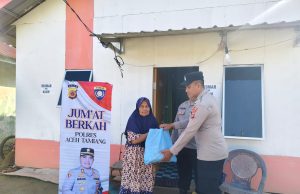 Jumat Berkah, Kapolres Aceh Tamiang Bagi Sembako.