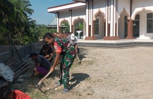 Serda Agus muliono Gotong Royong Bersama Warga Bersihkan Masjid Al-Munawar