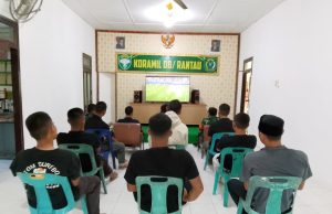 Anggota Kodim 0117/Aceh Tamiang Bersama Masyarakat Lewat Nobar Piala Dunia 2026 