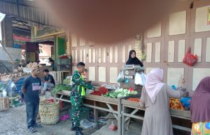 Babinsa Koramil 01/Kuala Simpang Serda Supendidi Sambangi Pasar, Pastikan Harga Sembako Tetap Stabil