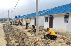 Menciptakan Suasana Yang Lebih Teduh, Sejuk, Dan Asri Personil Polres Aceh Tamiang Lakukan Penanaman Pohon Di Huntap Presisi