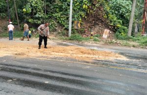 Tumpahan CPO Di Jalan Lintas Nasional Bukit Seumadam Di Respon Cepat Oleh Personil Polsek Kejuruan Muda.
