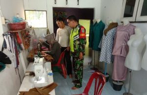 Jalin Silaturahmi, Babinsa Koramil 08/Rantau Sambangi Tukang Jahit Di Desa Binaanya