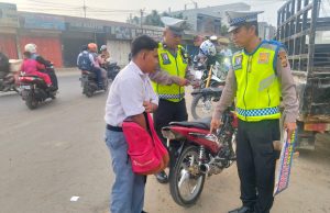 Himbauan Keselamatan Oleh Satlantas Polres Aceh Tamiang Saat Jam Berangkat Sekolah