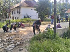 Jumat Bersih, Kadis Kominsan (Komunikasi Informatika Persandian) Muhammad FariJ S.STP, M.SP Lakukan Gotong Royong Bersama Seluruh Pegawai Di Lingkungan Dinasnya .