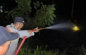 Kebakaran Lahan Wakaf Masjid Hasan-Husen di Trienggadeng,Polri Bersama Damkar Jibaku Memadamkan Api.