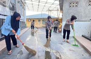 Jelang Hari Jadi Polwan ke-78, Polwan Polres Aceh Tamiang Gelar Bakti Religi Bersih-Bersih Rumah Ibadah