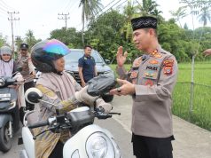 Jumat Berkah , Kapolres Pidie Jaya Langsung Turun Ke Jalan Berbagi Makanan Pada Warga