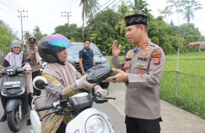 Jumat Berkah , Kapolres Pidie Jaya Langsung Turun Ke Jalan Berbagi Makanan Pada Warga
