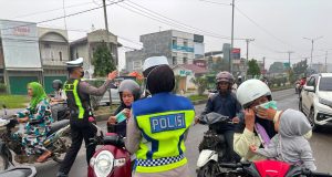 Imbau Pengendara Waspadai Kabut Asap, Satlantas Polres Aceh Tamiang Bagi- Bagi Masker Bagi Pengguna Jalan.
